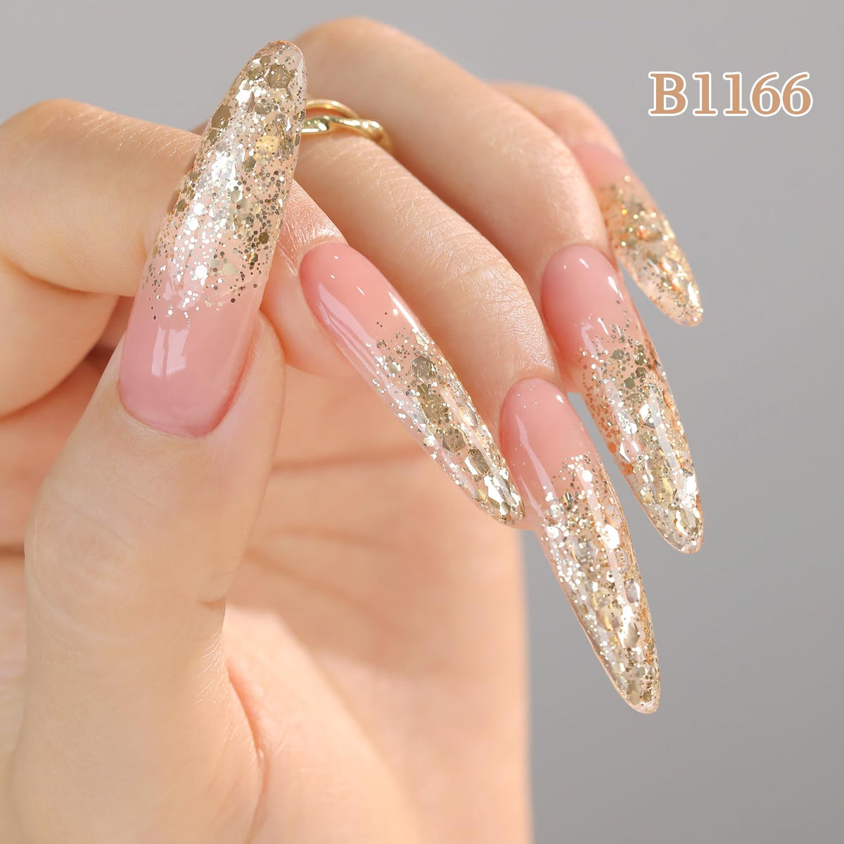 Femme appliquant le vernis gel pailleté sur ses ongles