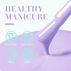 Femme appliquant le vernis gel violet sur ses ongles
