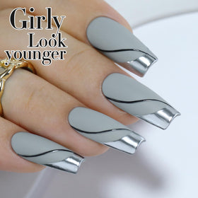 Femme appliquant vernis gel Double Rhythm à la maison