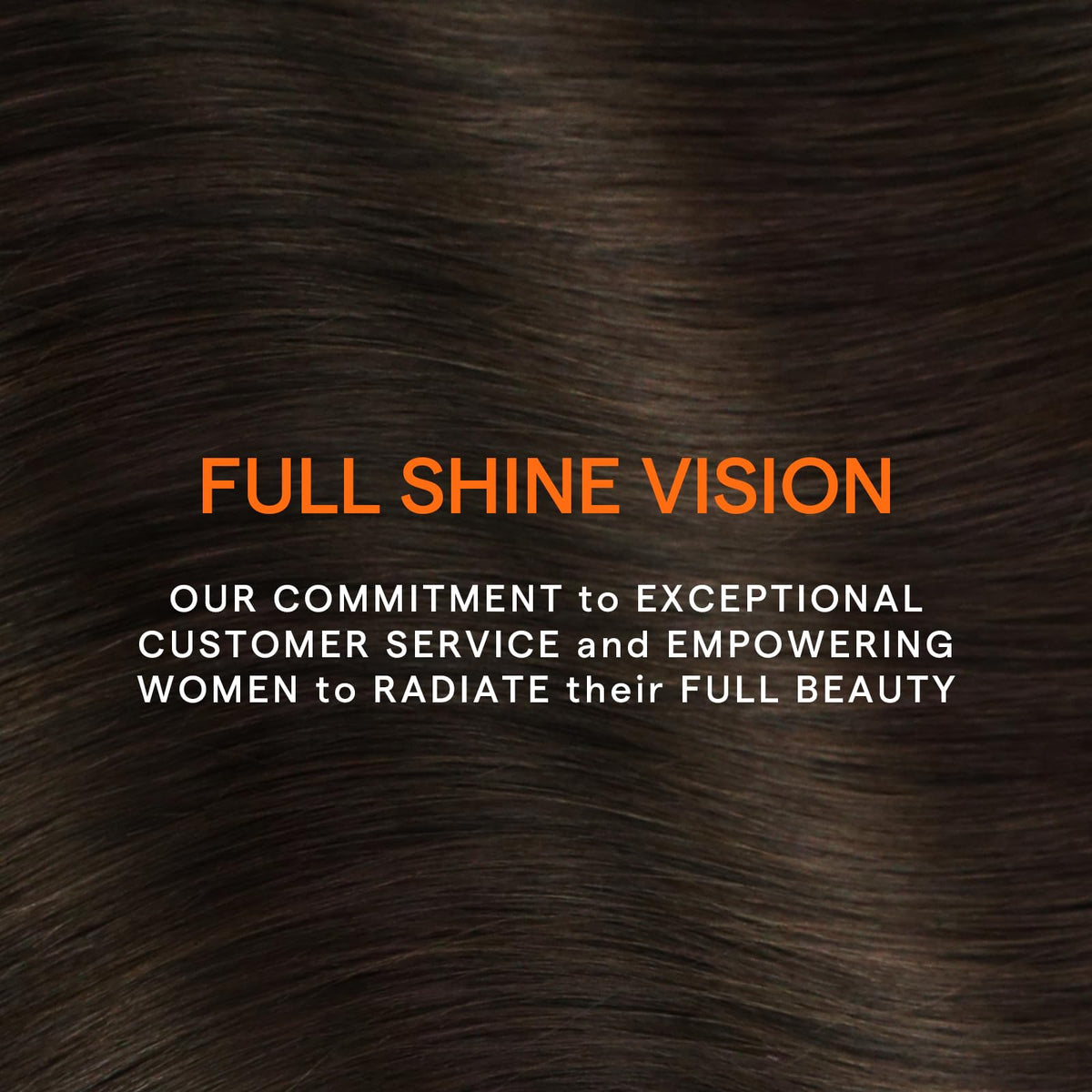 Femme en train de coiffer des extensions cheveux Full Shine