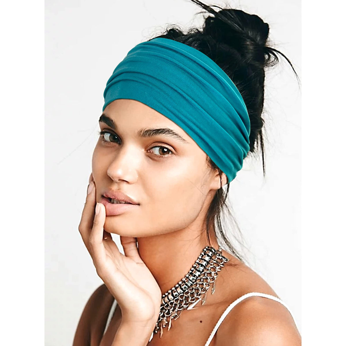 Femme portant plusieurs bandeaux turbans Jesries lors d'une sortie