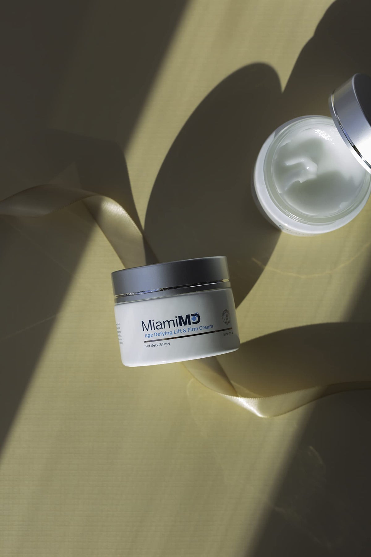 Femme souriante utilisant la crème MiamiMD