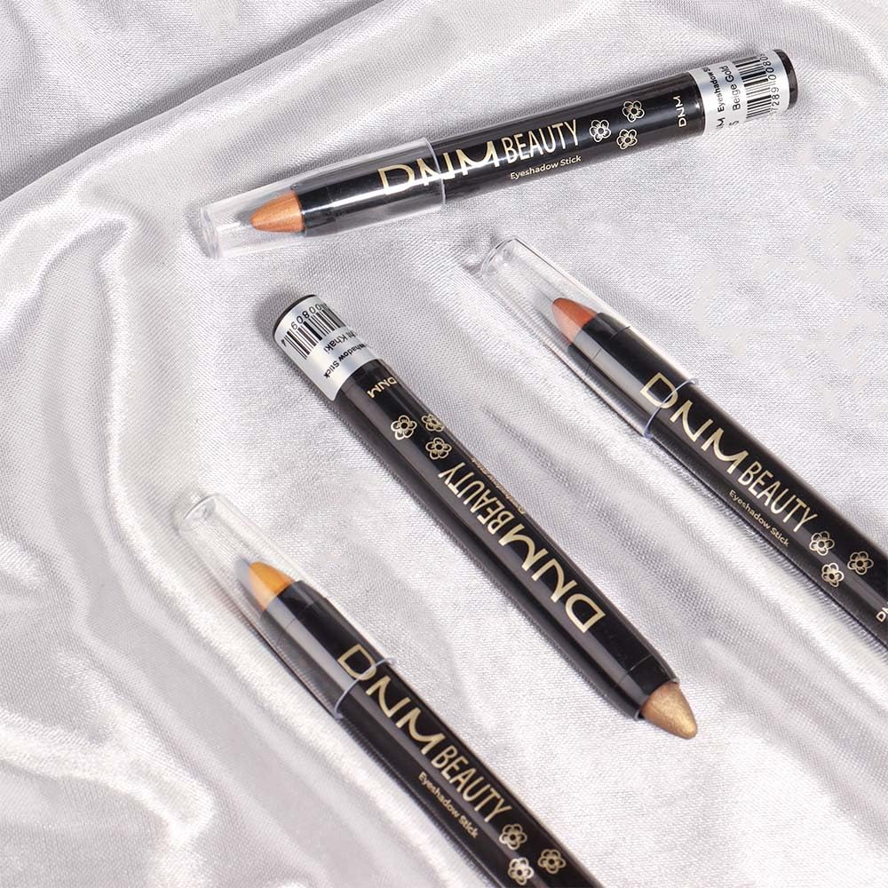 Femme utilisant le crayon ombre à paupières evpct à l'extérieur