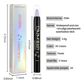Femme utilisant le crayon ombre à paupières evpct pour un look rapide