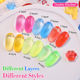 Femme utilisant le kit gel polish Double Rhythm à la maison