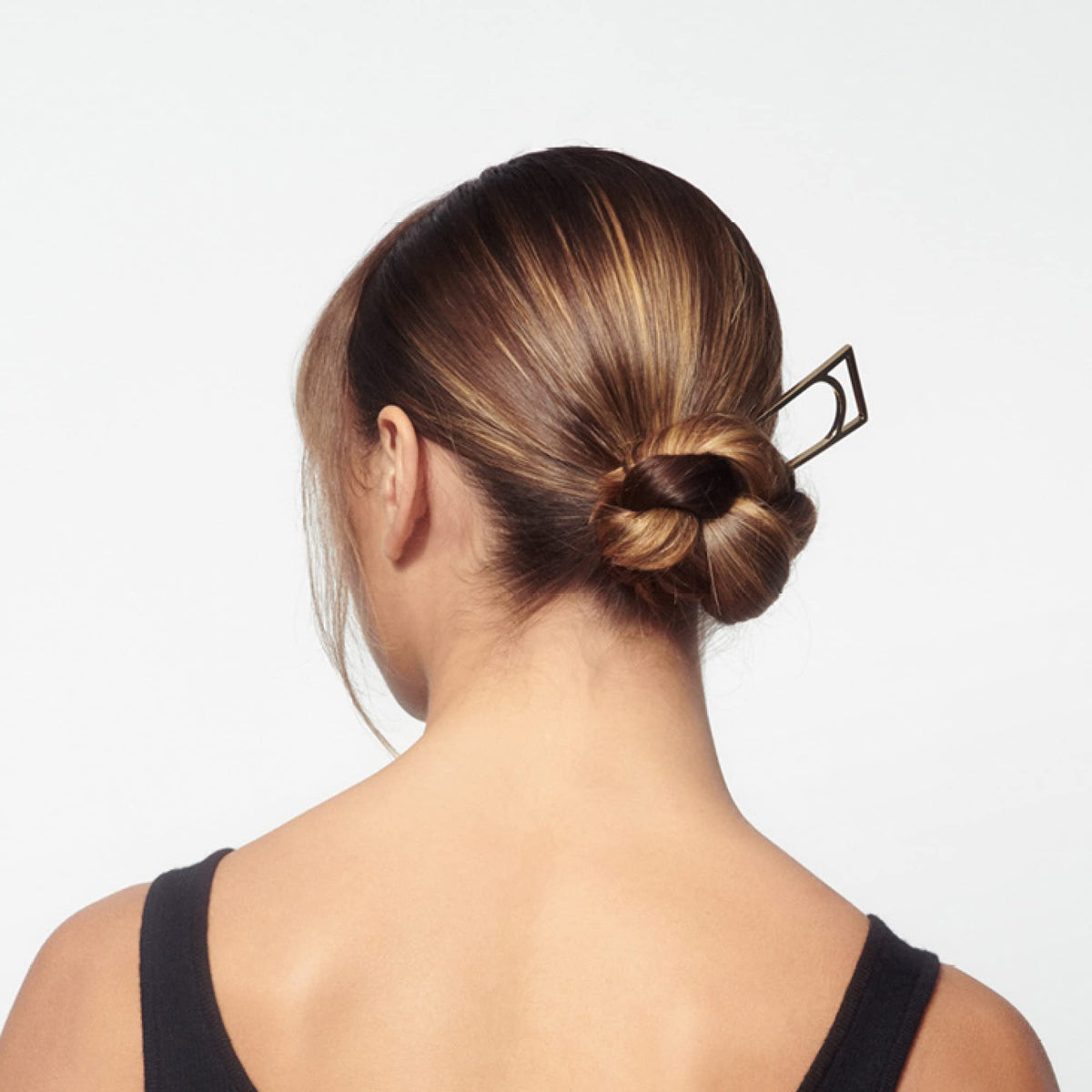 Femme utilisant ORIBE Superfine Laque à Cheveux