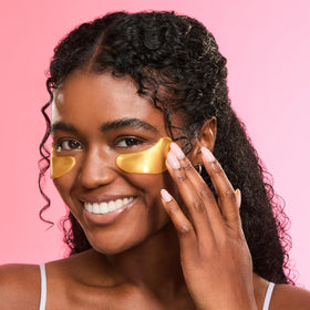 Femmes utilisant les masques sous les yeux grace & stella