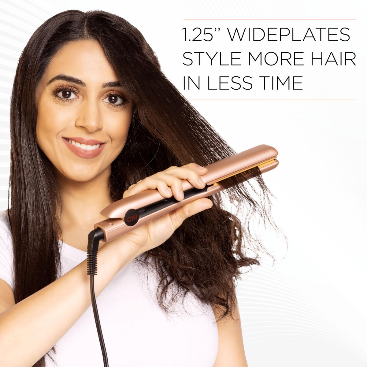 Fer à lisser CHI Original 1,25 pouces en utilisation sur cheveux