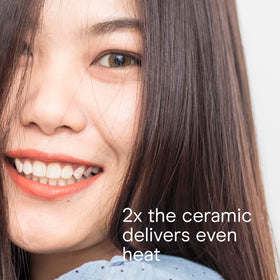 Fer à lisser Conair en utilisation sur des cheveux