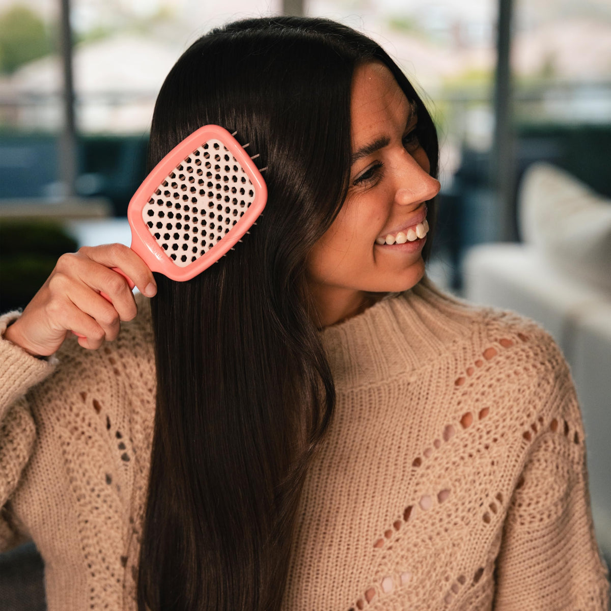 FHI Heat UNbrush brosse démêlante rose dans une main