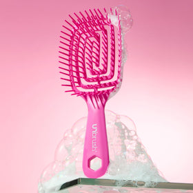 FHI Heat UNbrush Flex brosse démêlante dans une salle de bain