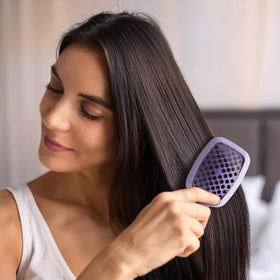 FHI Heat UNbrush Mini Brosse Démêlante en utilisation sur cheveux mouillés