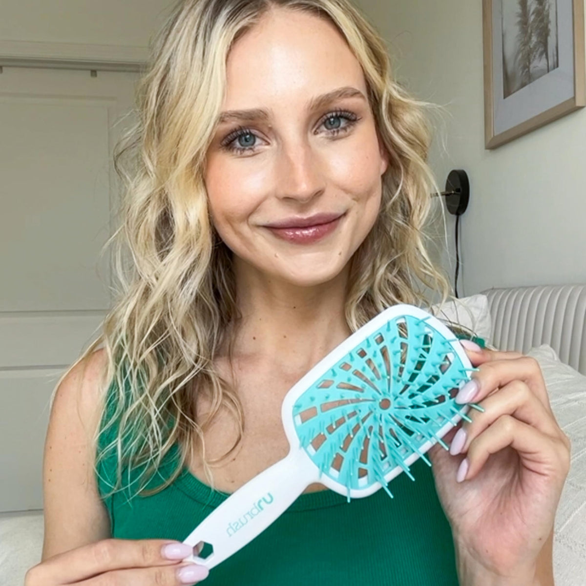 FHI Heat UNbrush Plus brosse à côté de produits capillaires