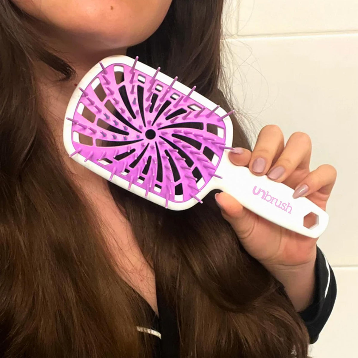 FHI Heat UNbrush Plus brosse démêlante sur fond blanc avec dimensions