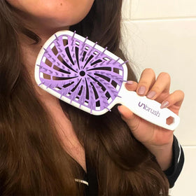 FHI Heat UNbrush Plus en utilisation sur cheveux bouclés