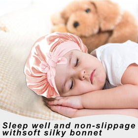 Fille portant un bonnet FIRSTPELLA pendant le sommeil