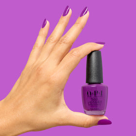 Finition brillante du vernis OPI Ultra Violet Daze sur ongles