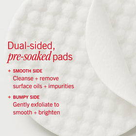 First Aid Beauty Pads Éclat et Brillance utilisés sur le visage