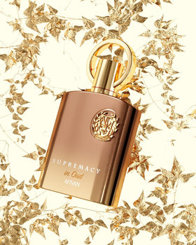 Flacon Afnan Supremacy in Oud 100ml sur une table en bois
