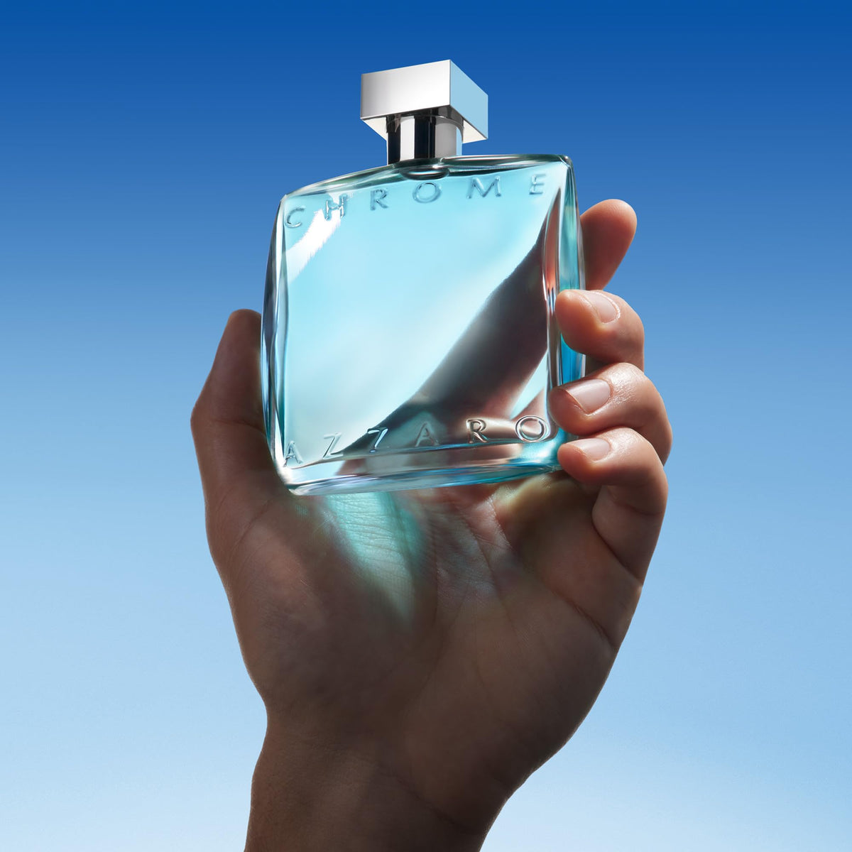Flacon Azzaro Chrome avec des éléments de la mer en arrière-plan