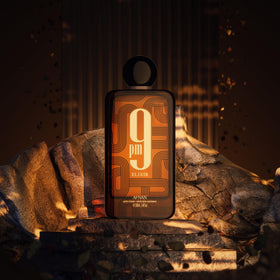 Flacon d'Afnan 9 PM Elixir sur un bureau chic