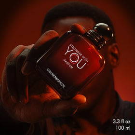 Flacon d'Armani Beauty Stronger With You avec étiquette visible