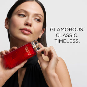Flacon d'Eau de Parfum Elizabeth Arden Red Door avec détail de la finition rouge