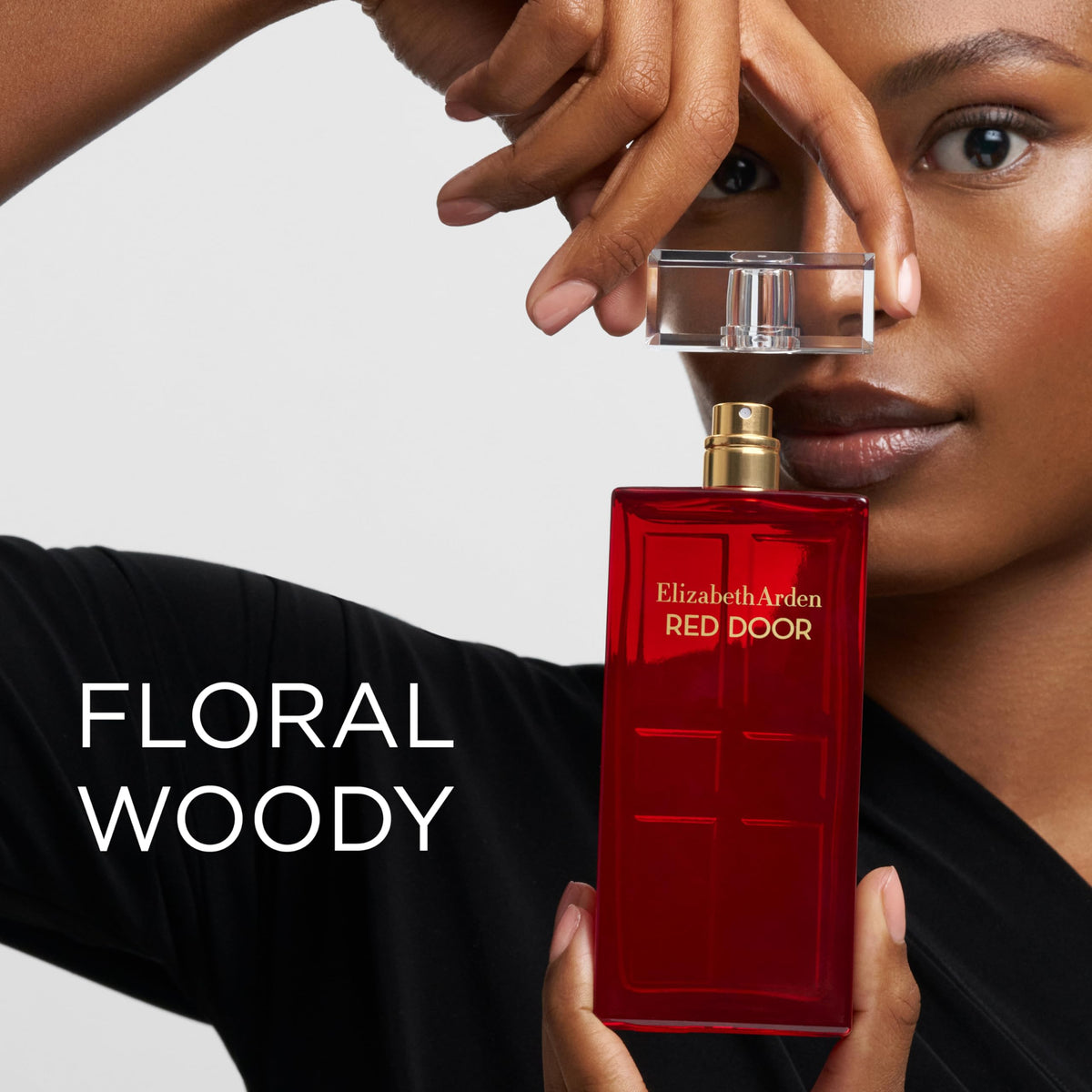 Flacon d'Eau de Parfum Elizabeth Arden Red Door avec fleur en arrière-plan