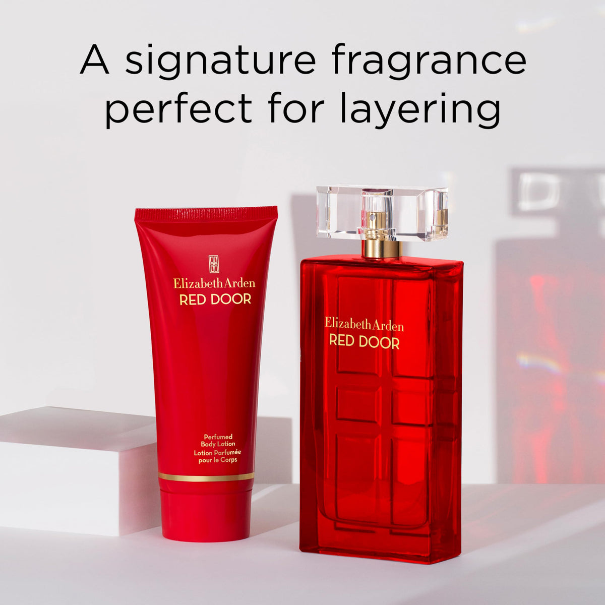 Flacon d'Eau de Parfum Elizabeth Arden Red Door avec fond floral