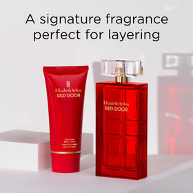 Flacon d'Eau de Parfum Elizabeth Arden Red Door avec fond floral