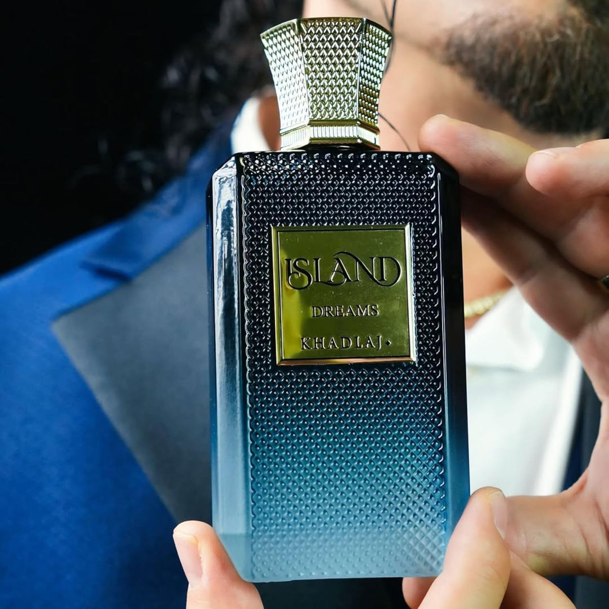 Flacon d'Eau de Parfum Khadlaj Island Dreams à côté de fruits tropicaux