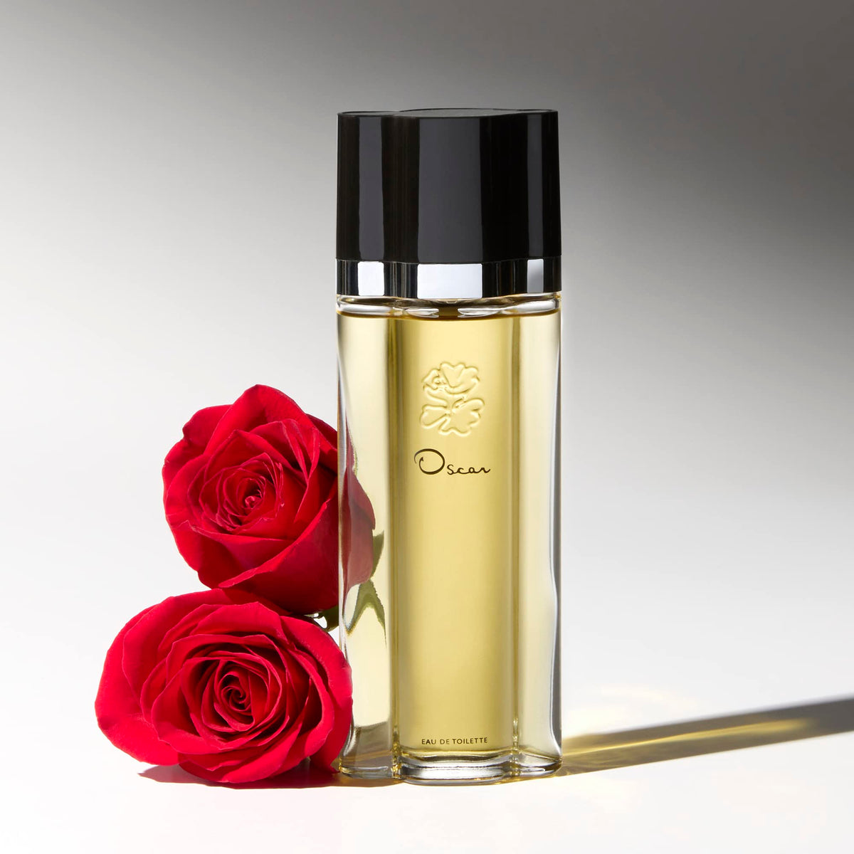 Flacon d'Eau de Toilette Oscar de la Renta 30 ml sur une table