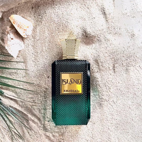 Flacon d'Extrait de Parfum KHADLAJ sur un fond tropical