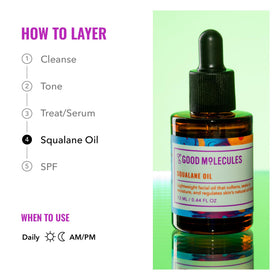 Flacon d'huile de squalane Good Molecules à côté de produits de beauté