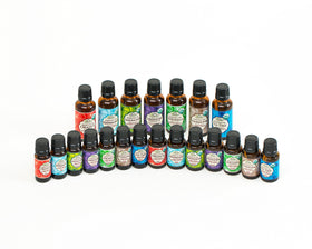 Flacon d'huile essentielle de lavande US Organic avec des fleurs de lavande