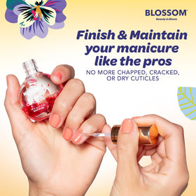 Flacon d'huile pour cuticules Blossom, 15 ml sur une table en bois