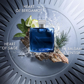 Flacon de Azzaro Chrome Parfum 100 ml avec fond bleu vibrant