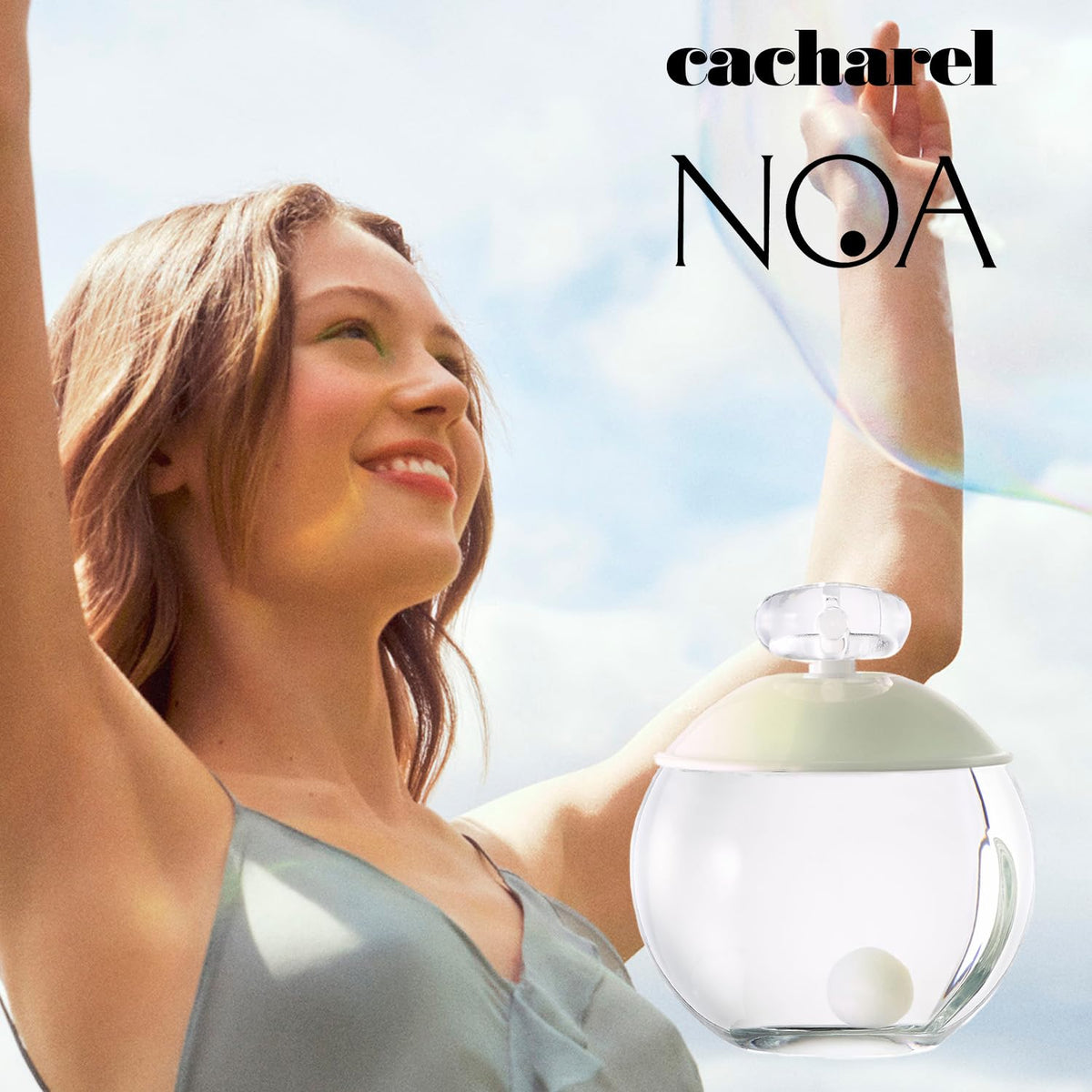 Flacon de Cacharel Noa avec des fleurs en arrière-plan