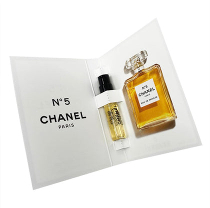 Flacon de CHANEL No 5 Eau De Parfum 1,5 Ml vue avant avec vaporisateur