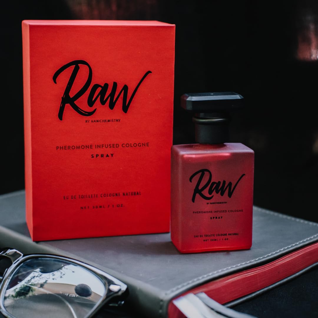 Flacon de Cologne RawChemistry sur un bureau