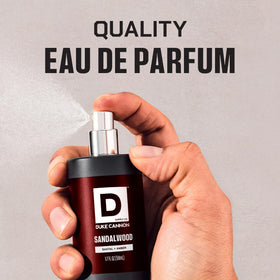 Flacon de Cologne Santal Duke Cannon avec fond flou