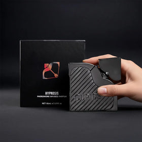 Flacon de Cupids Hypnosis 3.0 Eau de Parfum pour Hommes sur une table