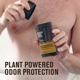 Flacon de déodorant Every Man Jack vu de côté avec étiquette