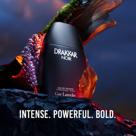 Flacon de Drakkar Noir avec bouchon en métal, détail du design