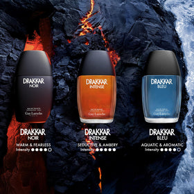 Flacon de Drakkar Noir entouré d'accessoires de soin pour homme