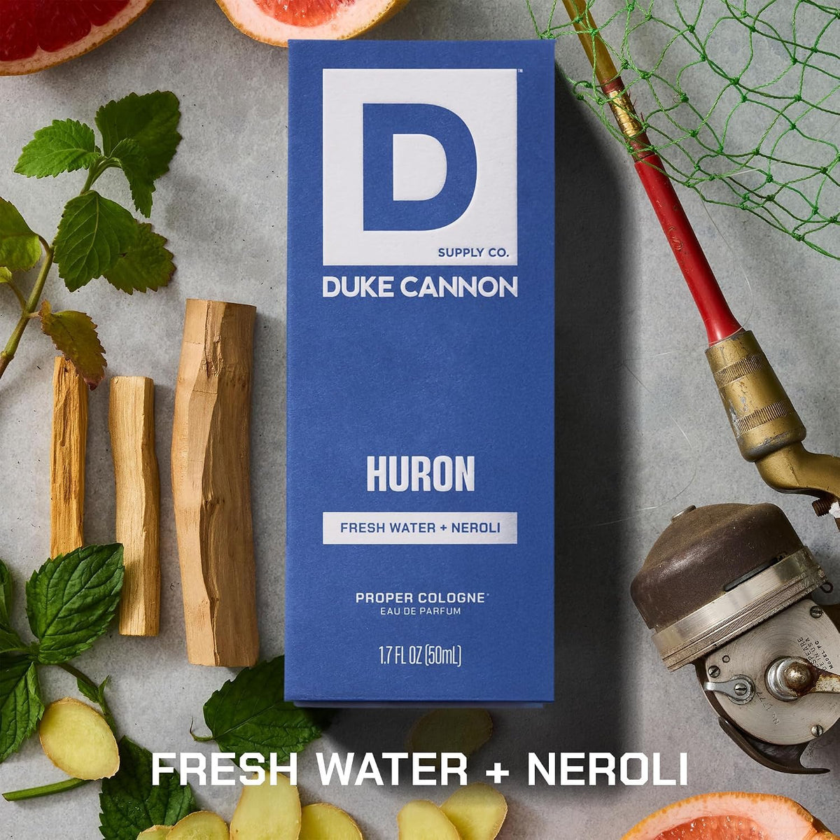 Flacon de Duke Cannon Proper Cologne Huron sur fond naturel