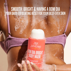 Flacon de Gel Douche Bom Dia Bright Sol de Janeiro sur un fond neutre