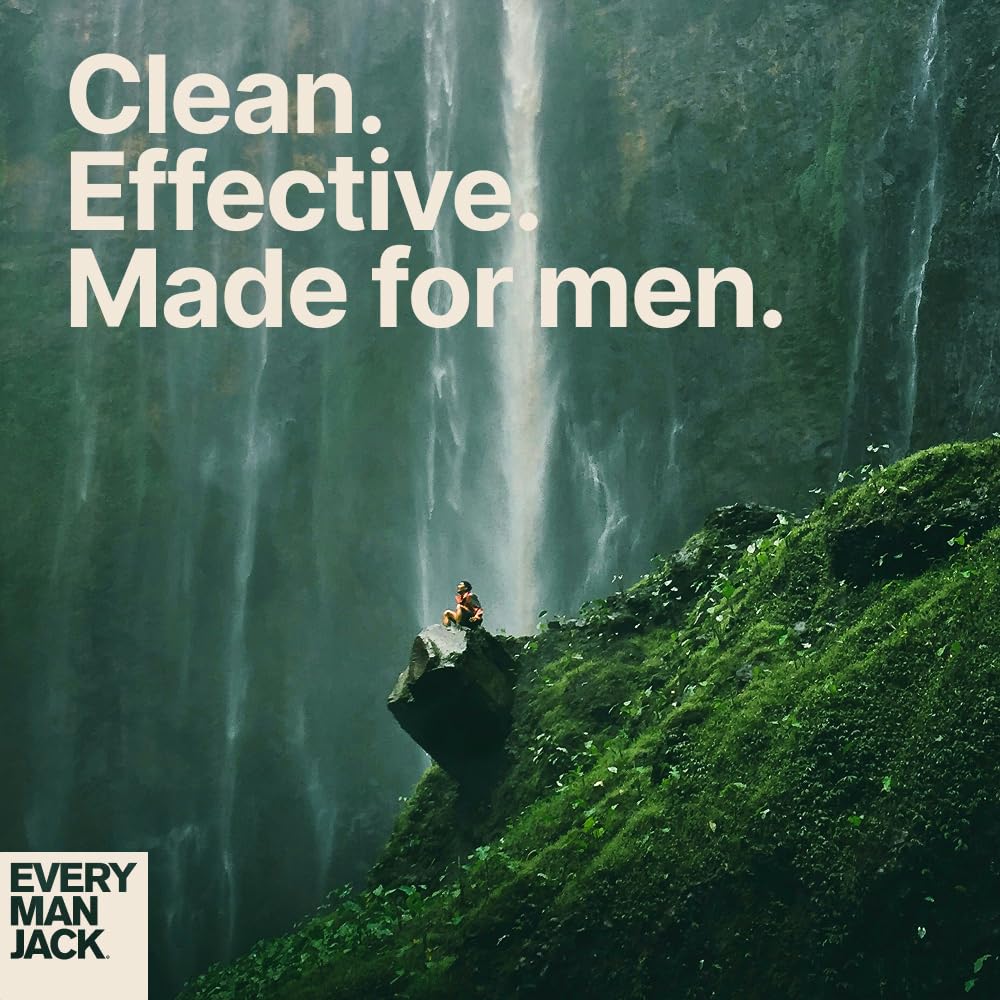 Flacon de gel douche Every Man Jack avec mousse sur une éponge