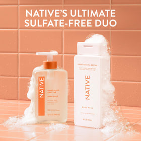 Flacon de gel douche Native avec des fruits d'été en arrière-plan