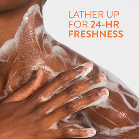 Flacon de gel douche Native sur un comptoir de salle de bain